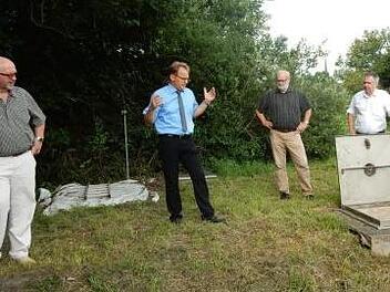 Vor Ort wurde über den Zustand des Pumpwerks Schmölz I durch den Abwasserverband Kronach-Süd diskutiert (v. l.): Stellvertretender Verbandsratsvorsitzender Egon Herrmann, Verbandsvorsitzender Bernd Rebhan, Verbandsrat Winfried Lebok und Ingenieur Walter Brandner. Foto: K.-H. Hofmann