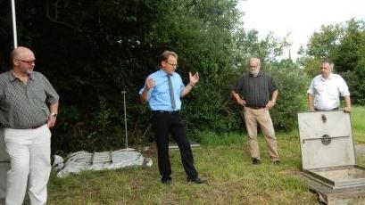 Vor Ort wurde über den Zustand des Pumpwerks Schmölz I durch den Abwasserverband Kronach-Süd diskutiert (v. l.): Stellvertretender Verbandsratsvorsitzender Egon Herrmann, Verbandsvorsitzender Bernd Rebhan, Verbandsrat Winfried Lebok und Ingenieur Walter Brandner. Foto: K.-H. Hofmann