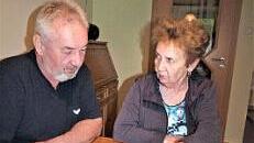 Vorsitzende Linda Fischer und ihr Sohn Reinhard schauen alte Fotos von Maifeiern an. Foto: Werner Reißaus
