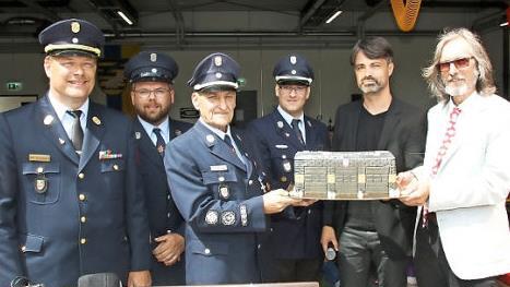 Architekt Renee Lorenz und (Zweiter von rechts) und Bürgermeister Martin Rauscher (rechts) überreichten anstatt eines Schlüssels eine Torte an die Führung der Feuerwehr Niederfüllbach, Christian Boßecker, Stephan Schwab, Andreas Hackl, Michael Stüllein (von links).