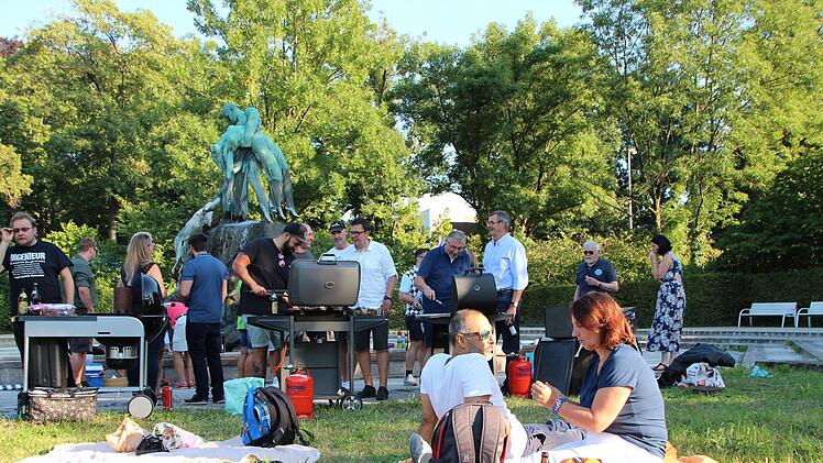 Grillen vor dem Sintflutbrunnen? Mit einer ungew&ouml;hnlichen Aktion bev&ouml;lkerte Pro Coburg den Rosengarten.Foto: Marieke Fiala