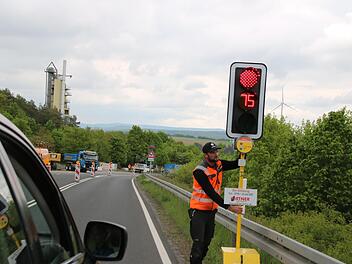 Matthias Wörner von der Firma Ortner richtet die neue Baustellenampel mit Countdown ein. Das ist eine Premiere in Franken. Foto: Thomas Malz
