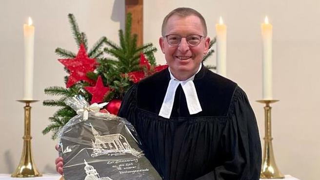 Pfarrer Hans-Peter Göll wurde nach elfjähriger Tätigkeit in Steinwiesen verabschiedet.