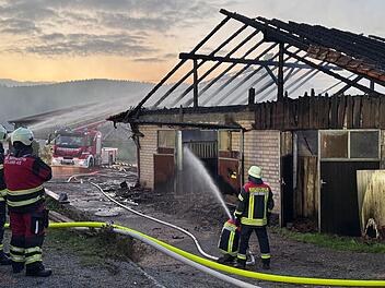 Reiterhalle komplett niedergebrannt: Großaufgebot der Feuerwehr im Einsatz