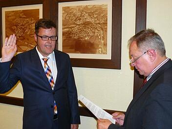 Bürgermeister Volker Schmiechen (rechts) vereidigte am Dienstagabend den für den ausgeschiedenen Wolfgang Arlt nachrückenden neuen Gemeinderat Uwe Jackwerth. Foto: Klaus-Peter Wulf