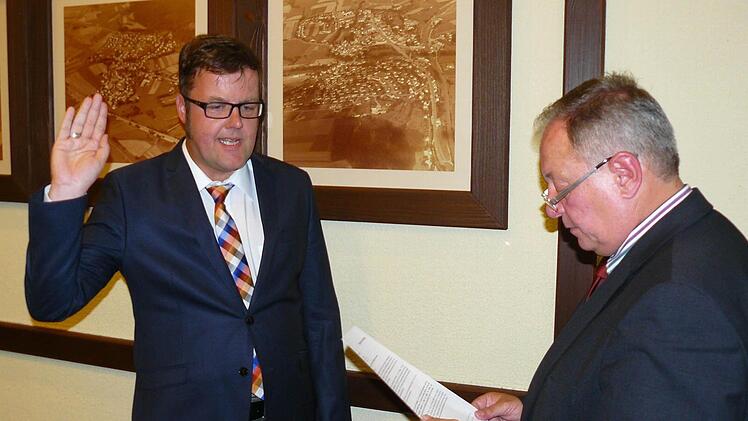 Bürgermeister Volker Schmiechen (rechts) vereidigte am Dienstagabend den für den ausgeschiedenen Wolfgang Arlt nachrückenden neuen Gemeinderat Uwe Jackwerth. Foto: Klaus-Peter Wulf