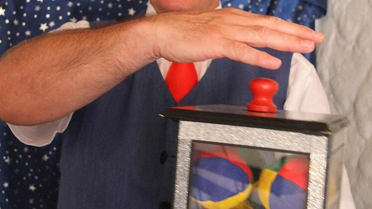 Praktisch, wenn ein Gemeinderat zaubern kann: Oswald Purucker zauberte Bälle in ein Kästchen - und das Publikum rätselte.