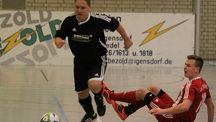 : Im Finale musste sich Weingarts dem FC Kalchreuth geschlagen geben, auch wenn hier Mathias Nowak seinem Gegenspieler entflieht.