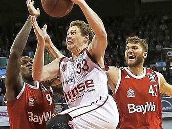 20 Punkte erzielt, neun von zehn Freiwürfen getroffen, sechs Rebounds abgegriffen und exzellent verteidigt - die Bilanz von Patrick Heckmann - hier gegen Deon Thompson (links) und Maxi Kleber - war herausragend. Brad Wanamaker (29 Punkte) lobte den 24-Jährigen: "Er hat den Unterschied ausgemacht." Foto: Daniel Löb