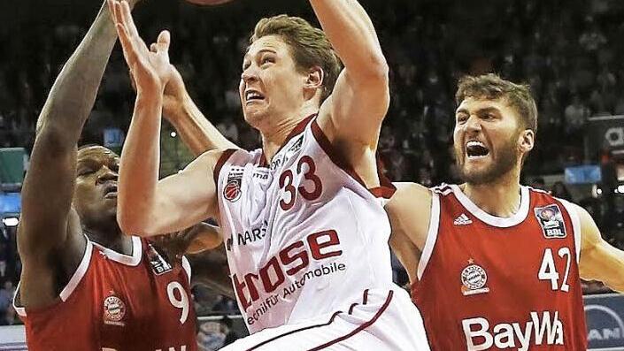 20 Punkte erzielt, neun von zehn Freiwürfen getroffen, sechs Rebounds abgegriffen und exzellent verteidigt - die Bilanz von Patrick Heckmann - hier gegen Deon Thompson (links) und Maxi Kleber - war herausragend. Brad Wanamaker (29 Punkte) lobte den 24-Jährigen: "Er hat den Unterschied ausgemacht." Foto: Daniel Löb