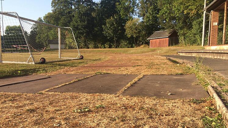 Ausgetrocknet präsentiert sich derzeit die Sportanlage in Oeslau. Foto: Christiane Lehmann