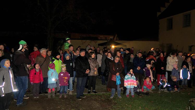Die Menschen lauschen andächtig dem Prolog des Christkindes. Foto: Johanna Blum