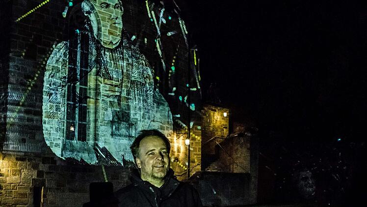 Mit einer Live-Installation beteiligt sich der Lichtkünstler Philipp Geist am Samstag an der 13. Coburger Museumsnacht. Am Donnerstag richtete er sein Installation im Hof der Veste ein.Foto: Jochen Berger