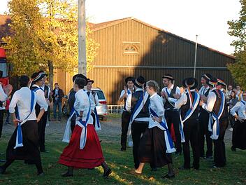 Stattliche 14 Kirmespaare zeigten bei der 31.  Boochklöaß-Kirmes die einstudierten Walzer, "Schlamperer" und Polkas und banden auch die mehr oder weniger tanzfreudigen Zuschauer aktiv ein. Foto. Manfred Mellenthin