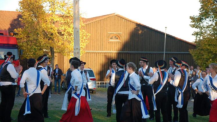 Stattliche 14 Kirmespaare zeigten bei der 31.  Boochklöaß-Kirmes die einstudierten Walzer, "Schlamperer" und Polkas und banden auch die mehr oder weniger tanzfreudigen Zuschauer aktiv ein. Foto. Manfred Mellenthin