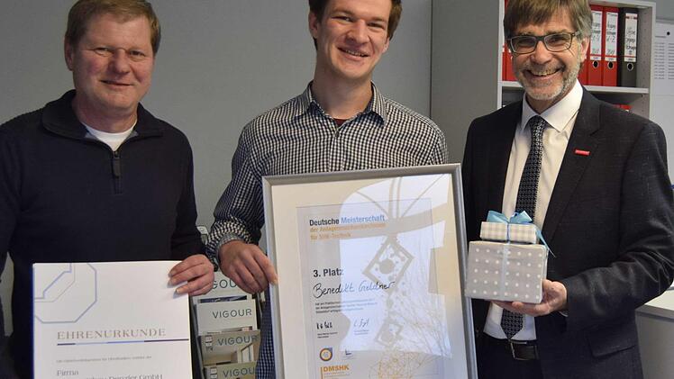 Stolz zeigen Vater und Sohn die Urkunden. Im Bild (von links) Heinrich Geldner, Benedikt Geldner, Thomas Koller Andreas Welz