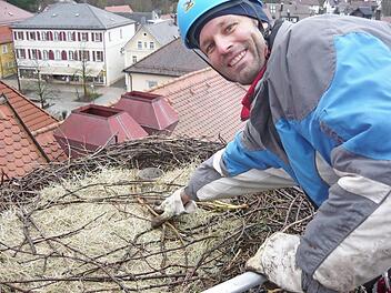 Marcel Krüger freut sich: Das Nest für "Ebermar" ist bereitet.  Foto: Hans Thiem