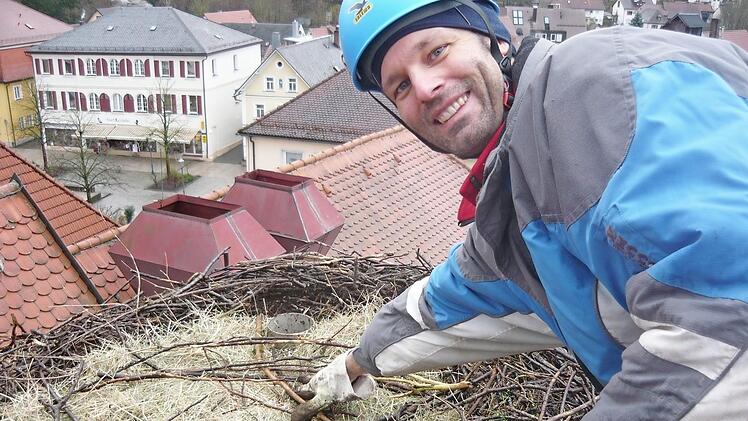 Marcel Krüger freut sich: Das Nest für "Ebermar" ist bereitet.  Foto: Hans Thiem