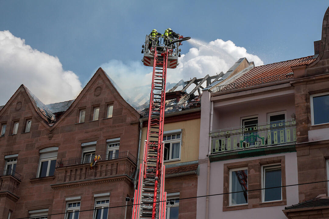 Dachstuhl eines Mehrfamilienhauses fängt Feuer