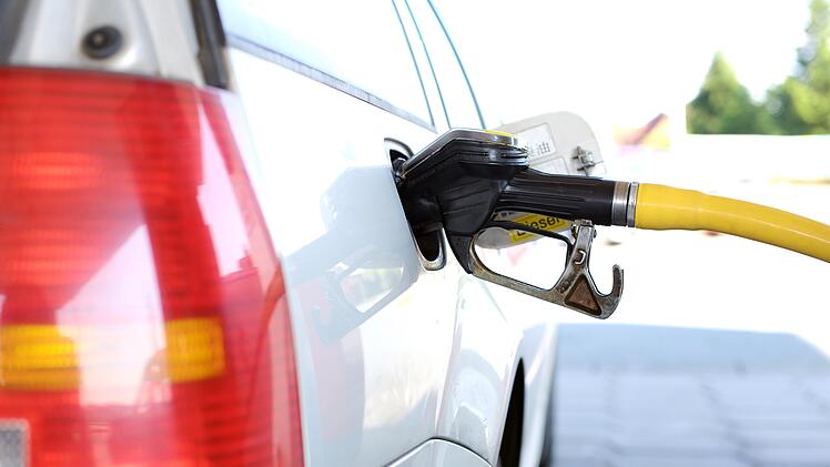 Eine Jet-Tankstelle im Landkreis Würzburg verschenkt am Freitag 20 Liter Sprit an ihre Kunden. Symbolfoto: andreas160578/Pixabay.com