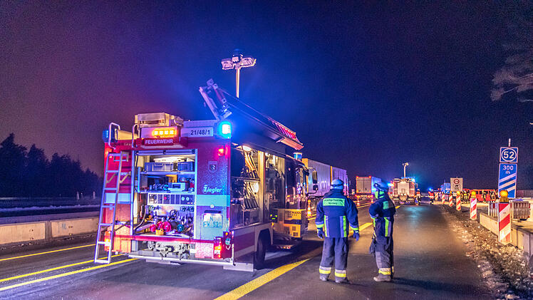 Laster und VW-Bus kollidieren im Baustellenbereich