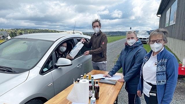 „Frühstück vom Bauernhof to go" hieß auch, sich bequem im Auto bedienen zu lassen.