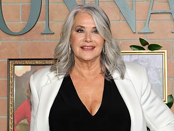 Mittlerweile sind die braunen Haare einem Grau gewichen: Lorraine Bracco bei der Premiere von "Nonnas" im April 2025.