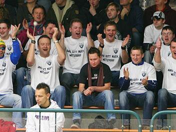 Prächtige Stimmung: Schnappschuss vom Metzdorfer Fanblock beim 25. Rundschau-Cup 2008. Fotos: BR-Archiv
