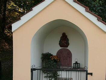 Das Kapellchen am Altenberger-Haus bei Großenbrach, wieder hergerichtet und um ein neues Relief ergänzt. Fotos: Paul Ziegler