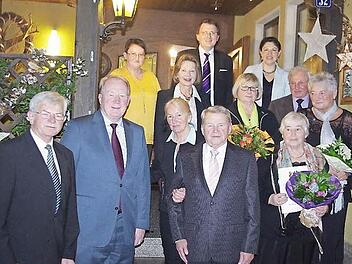 Der CSU-Ortsverband Höfles-Vogtendorf mit seinem Vorsitzenden Manfred Schubert (links) zeichnete langjährige, verdiente Mitglieder aus. Mit im Bild sind die Ehrengäste der Adventsfeier. Foto: Heike Schülein
