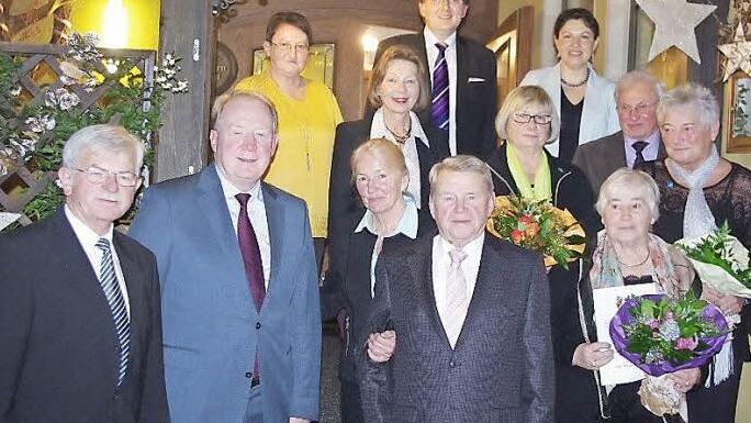 Der CSU-Ortsverband Höfles-Vogtendorf mit seinem Vorsitzenden Manfred Schubert (links) zeichnete langjährige, verdiente Mitglieder aus. Mit im Bild sind die Ehrengäste der Adventsfeier. Foto: Heike Schülein