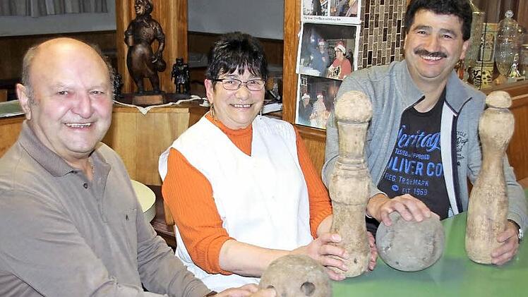 Diese Kugeln und Kegel werden noch nach Fladungen geliefert: Günther Michel, Christa und Uwe Rädlein (von links) schwelgten beim Plaudern übers Kegeln im Dorf in schönen Erinnerungen. Die Wirtin: "Ich will gar nicht wissen, was die da droben alles getrieben haben." Foto: Ralf Kestel
