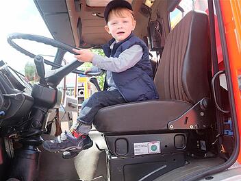 Johann hat beim Blaulichttag in Hammelburg im Feuerwehrfahrzeug Platz genommen.  Foto: Gerd Schaar