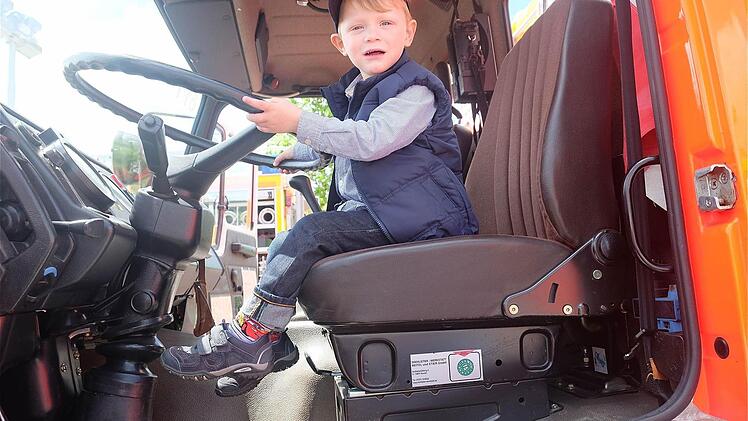 Johann hat beim Blaulichttag in Hammelburg im Feuerwehrfahrzeug Platz genommen.  Foto: Gerd Schaar