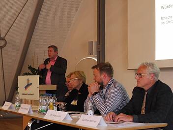 Die Diskussionrunde mit dem Bundestagsabgeordneten Andreas Schwarz am Pult Foto: Pauline Lindner