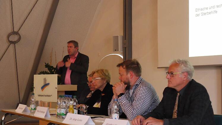 Die Diskussionrunde mit dem Bundestagsabgeordneten Andreas Schwarz am Pult Foto: Pauline Lindner