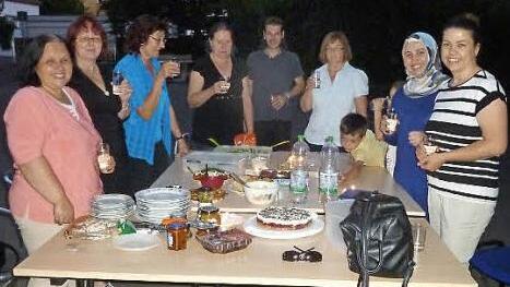 Muslimische Ramadan-Tradition im Internationalen Sprachcafé beim Fastenbrechen Foto: privat