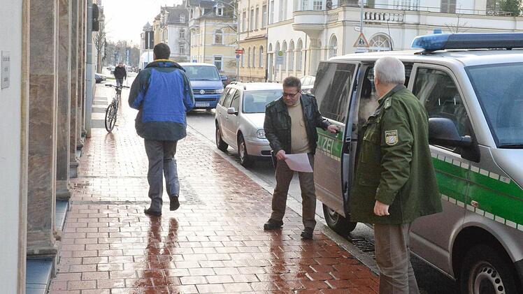 Heinz W. wurde am Montag aus dem Gefängnis zum Amtsgericht Bamberg gebracht: Er musste sich dort wegen eines Streits mit einem Mithäftling verantworten. Gegen einen Strafbefehl hatte der Ex-Chefarzt Einspruch erhoben. Foto: Ronald Rinklef