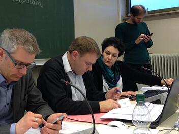 Rechnen im Finanzausschuss (von links): Uwe Kirschstein (Oberbürgermeister, SPD) , Detlef Winkler (Leiter der Finanzverwaltung), Sonja Kohlmann-Huberth (Leiterin der Kämmerei und des Steueramtes) und Christoph Schulz (Mitarbeiter in der Kämmerei) Foto: Ekkehard Roepert