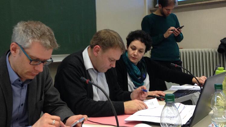 Rechnen im Finanzausschuss (von links): Uwe Kirschstein (Oberbürgermeister, SPD) , Detlef Winkler (Leiter der Finanzverwaltung), Sonja Kohlmann-Huberth (Leiterin der Kämmerei und des Steueramtes) und Christoph Schulz (Mitarbeiter in der Kämmerei) Foto: Ekkehard Roepert