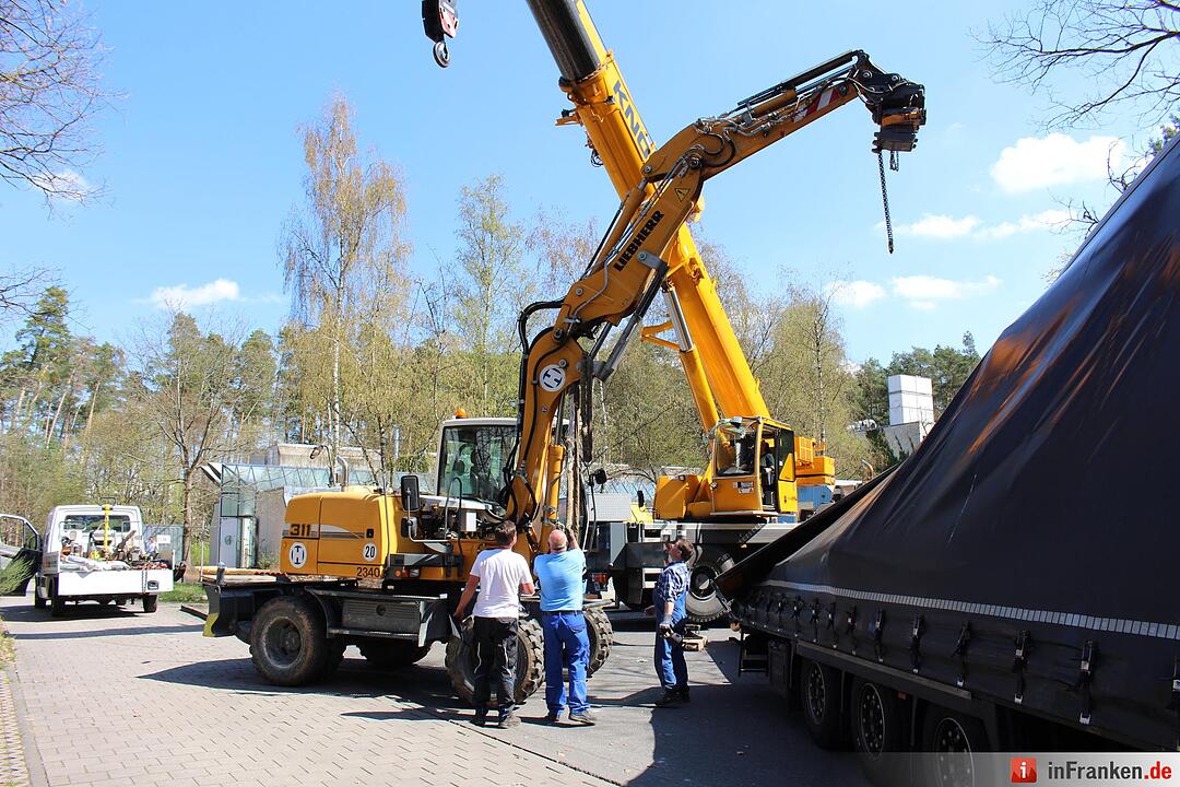 Erlangen: Bagger kippt auf Unigelände um