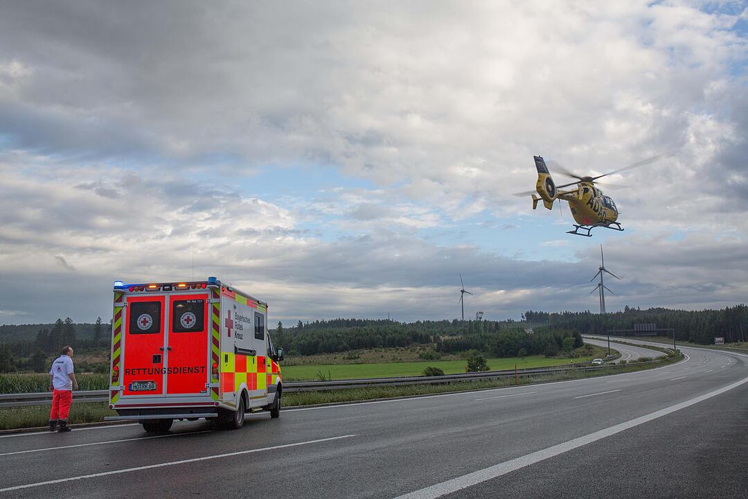 Schwerer Unfall auf der A9: Auto gerät auf nasser Straße ins Schleudern – Gaffer filmen