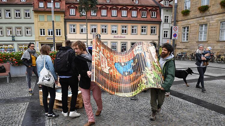 Sie machen den "Enzis" Konkurrenz: Künstlerische Sitzmöbel aus  Europaletten. Alle Fotos: Ronald Rinklef