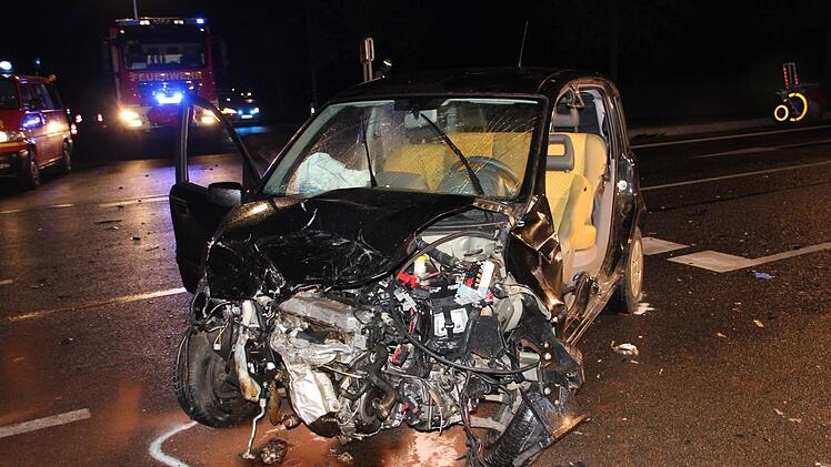 Völlig zerstört wurde bei dem Unfall der Fiat der 63-jährigen Frau. Sie erlitt lebensgefährliche Verletzungen.  Klaus Schmitt
