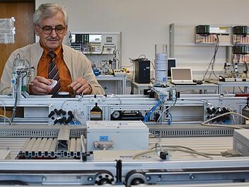 Schulleiter Kurt Hassfurter an einer Schulungsanlage in der Jakob-Preh-Berufsschule in Bad Neustadt. Diese Anlage erkennt über Strichcode den Arbeitsvorgang. Hier entstehen kleine Plastikdöschen, die sogar noch mit verschiedenfarbigen Kügelchen gefüllt werden. Foto: Hanns Friedrich