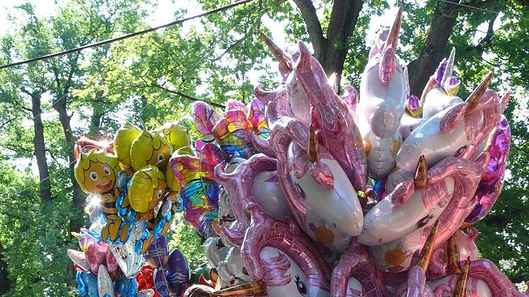 Bunte Luftballons harren sehnsüchtiger Kinderaugen.