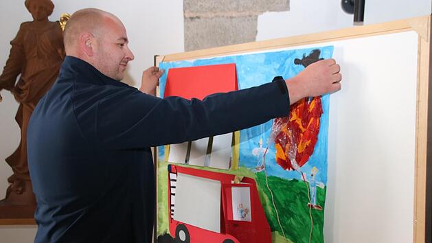 Ein gemaltes Feuerwehrauto hat Kommandant Robert M&uuml;ller schon. Bis er ein echtes neues bekommt m&uuml;ssen er und seine Mitstreiter von der Freiwilligen Feuerwehr M&uuml;nnerstadt noch ein bisschen warten. Archiv/Thomas Malz