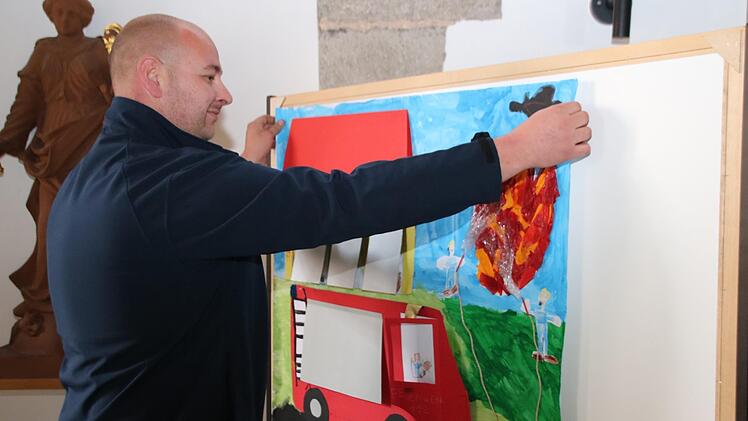 Ein gemaltes Feuerwehrauto hat Kommandant Robert Müller schon. Bis er ein echtes neues bekommt müssen er und seine Mitstreiter von der Freiwilligen Feuerwehr Münnerstadt noch ein bisschen warten. Archiv/Thomas Malz