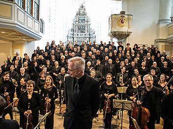 Erst Stille, dann lautstarker Beifall: die Aufführung von Dvoráks  "Stabat Mater" in der Coburger Morizkirche beeindruckte zahlreiche Zuhörer.Foto: Jochen Berger