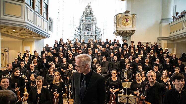 Erst Stille, dann lautstarker Beifall: die Aufführung von Dvoráks  "Stabat Mater" in der Coburger Morizkirche beeindruckte zahlreiche Zuhörer.Foto: Jochen Berger